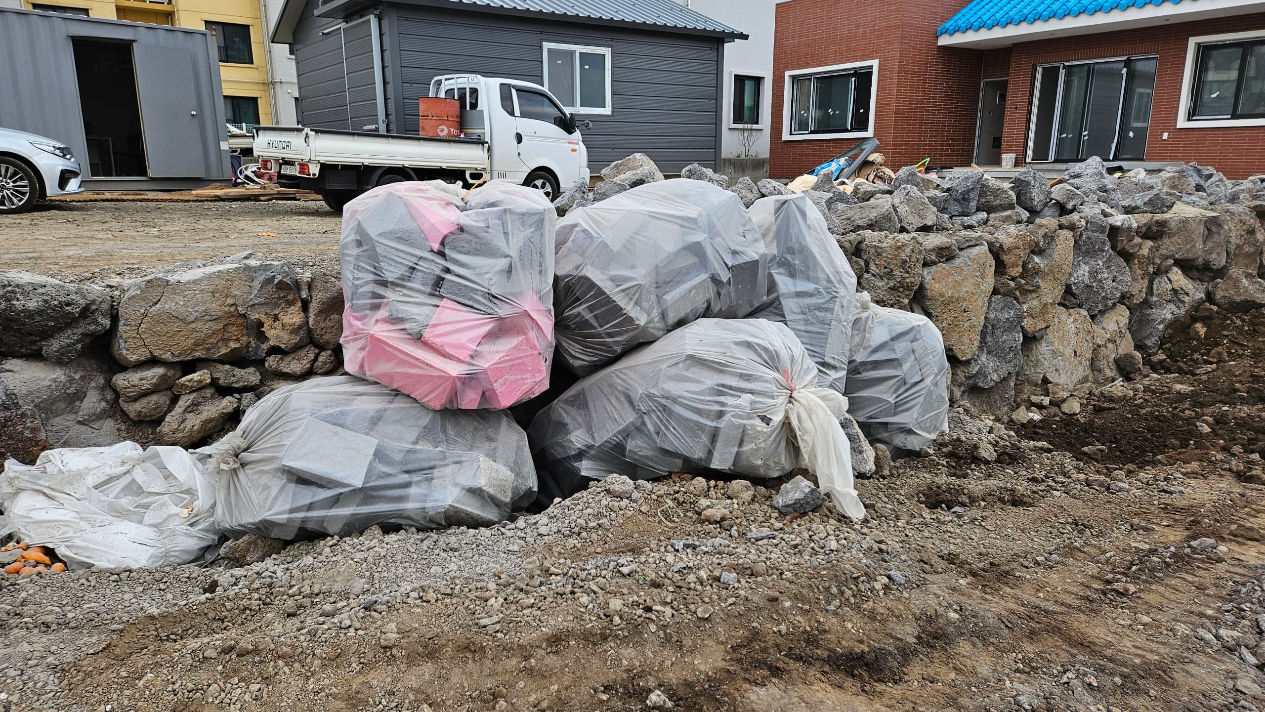 폐기물 정리 작업 사진 3