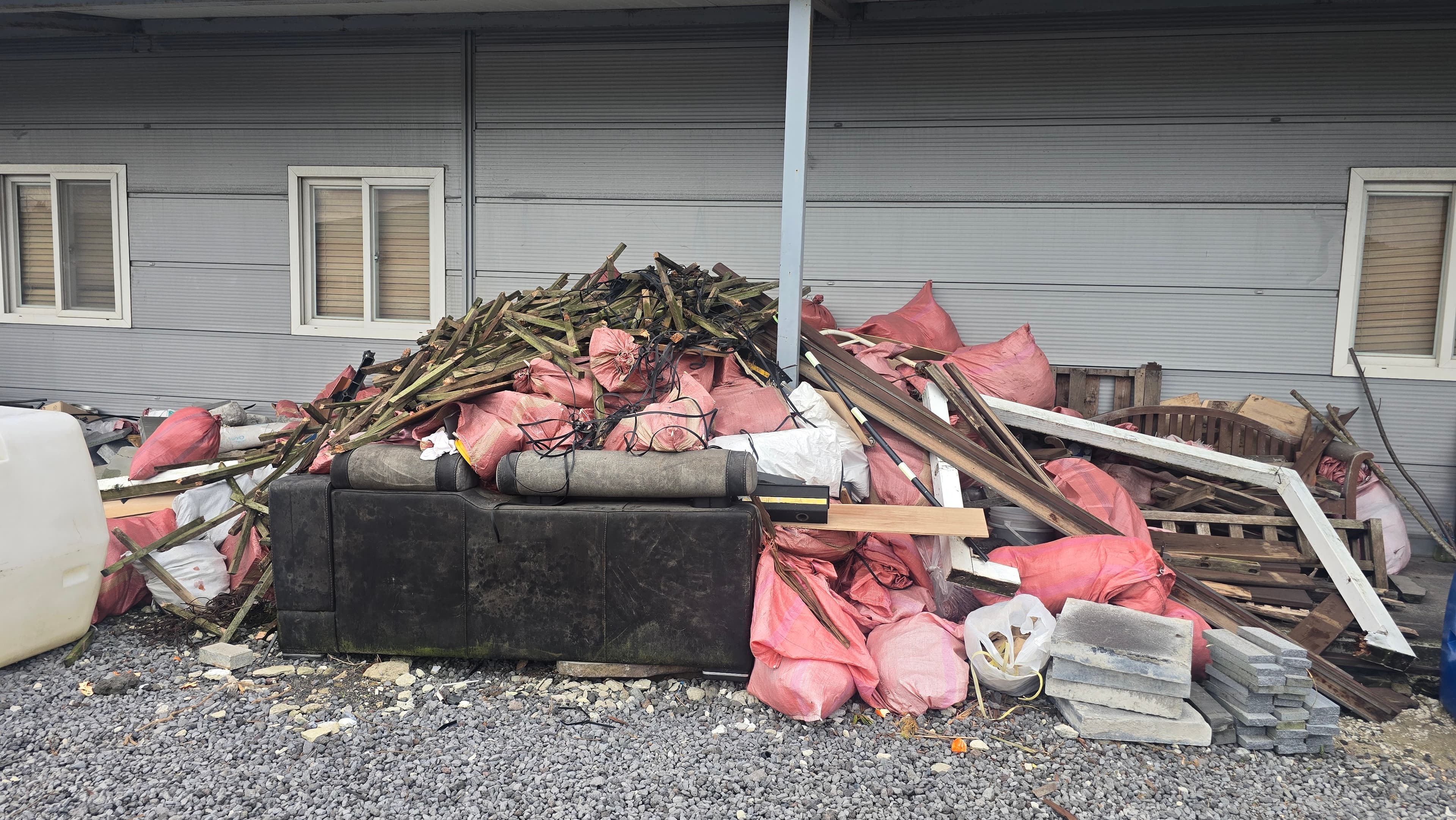 폐기물 정리 작업 사진 5