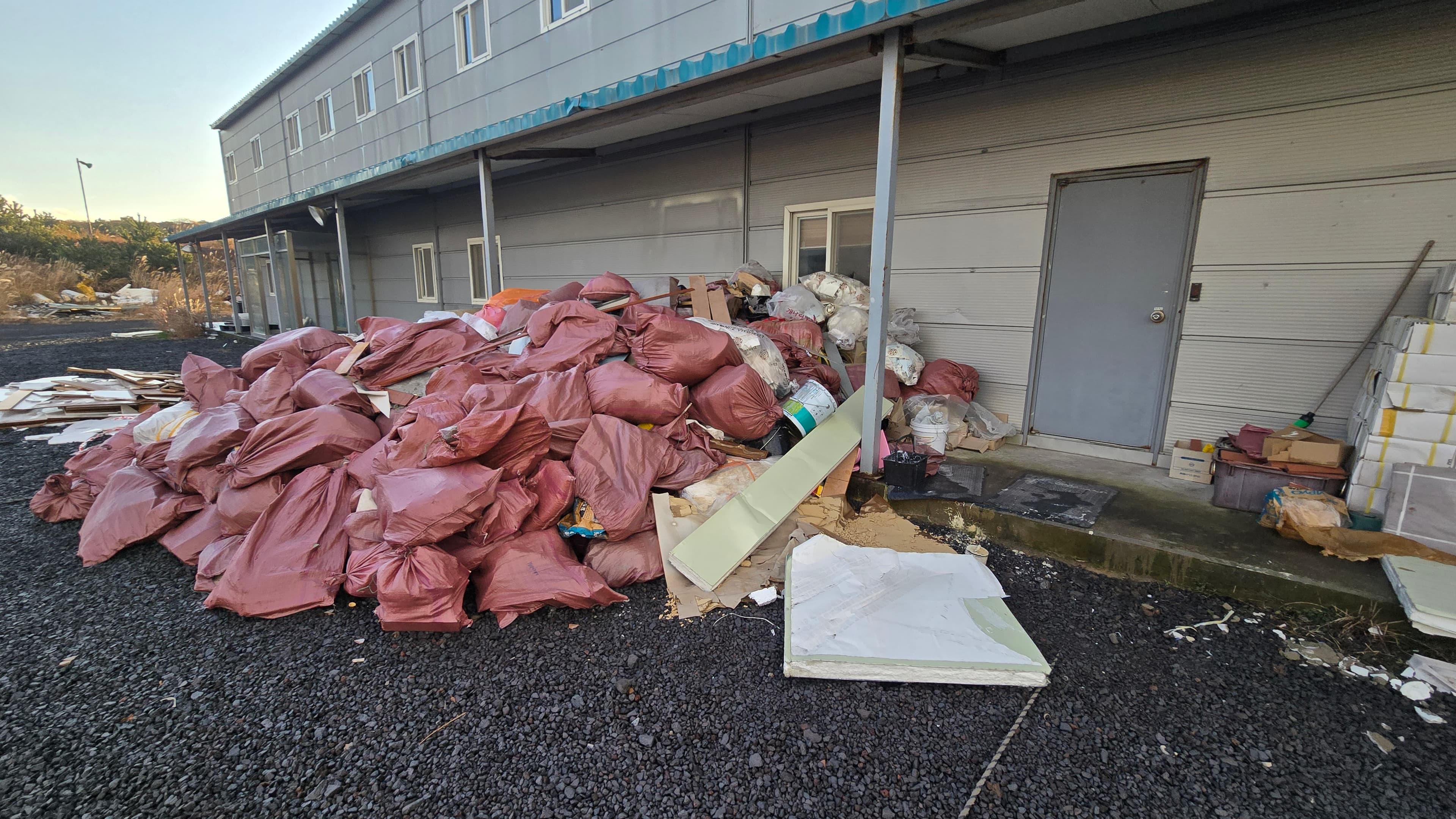 폐기물 정리 작업 사진 9